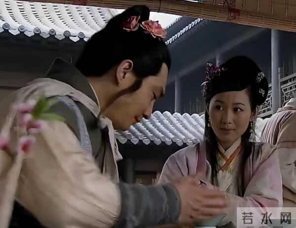 她是梁山第一女将，亲手杀了自己的丈夫，武松敬她，宋江却怕她