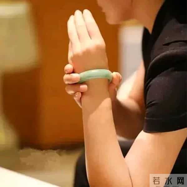 翡翠手镯的正确佩戴方法