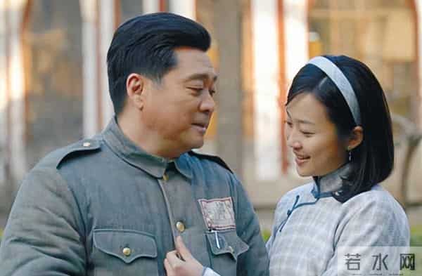 他出身京剧世家，却娶单身妈妈为妻，没有亲生孩子也过得幸福不已