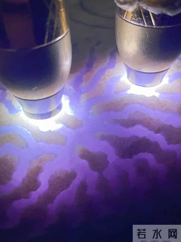 缅甸公盘 1280 万拿下木那原石：一刀切出玻璃种蓝紫，估值飙 8000 万