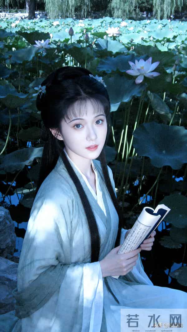 谁懂啊！这池荷风里的姑娘，就是从《红楼梦》走出来的潇湘妃