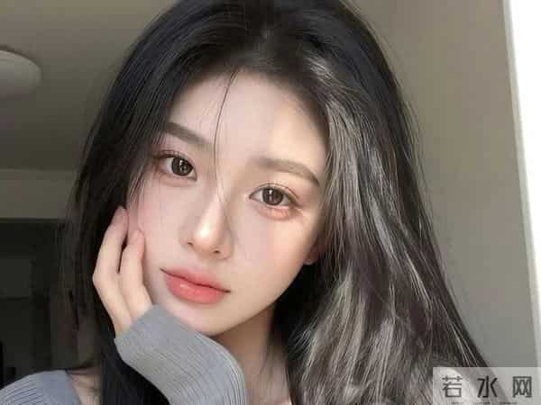 梁以烟刚回国就碰到两个被她抛弃的男人。前男友，和亲儿子