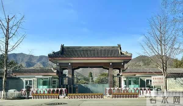 中国第一监狱，关的几乎全是高官，为防止泄密，牢房内有特殊布置