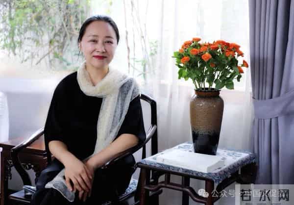 韦斯琴被取消书协理事参选资格，书法大赛评委经历引关联猜测