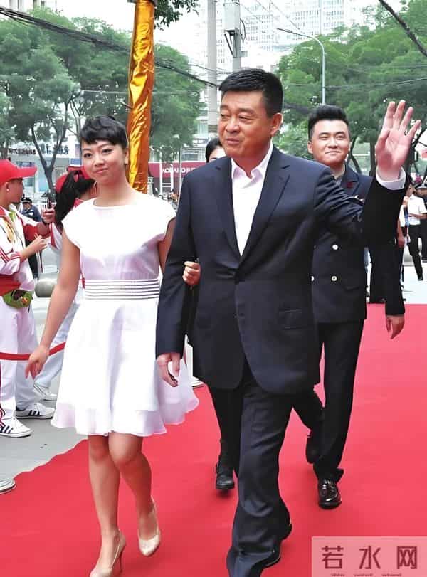 他出身京剧世家，却娶单身妈妈为妻，没有亲生孩子也过得幸福不已