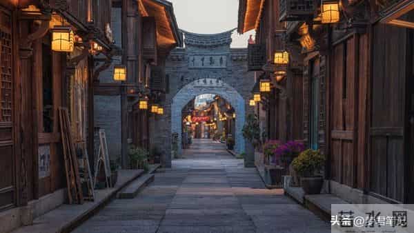 枯叶层叠寄信笺，霜色漫悠寒苍穹；年轮圈刻忆往昔 离情绵绵托鸿雁