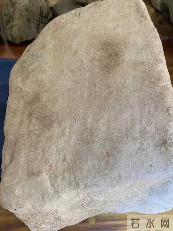 缅甸公盘 1280 万拿下木那原石：一刀切出玻璃种蓝紫，估值飙 8000 万