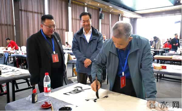 广州从化百米书法长卷现场创作大会在荔博园圆满举办