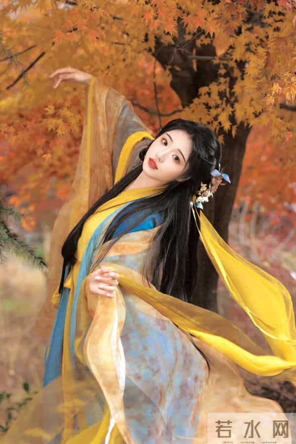 我爹舍不得我远嫁和亲，就假扮陪嫁侍女，偷偷跟着我去楚国