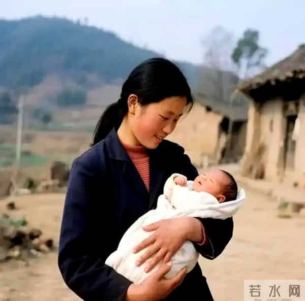 湖南46岁光棍捡疯女人回家，4年连生4个娃，妻子清醒后，一排军车