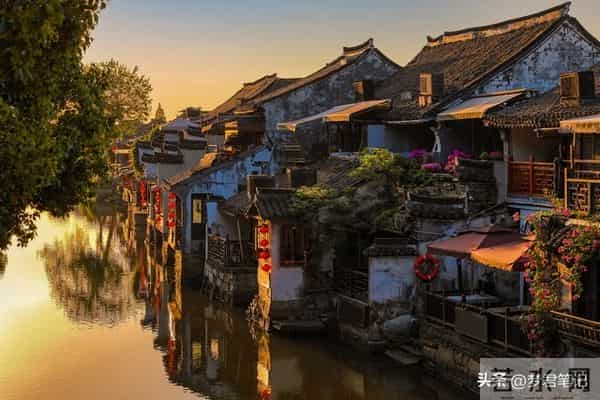 枯叶层叠寄信笺，霜色漫悠寒苍穹；年轮圈刻忆往昔 离情绵绵托鸿雁