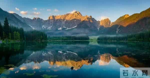 “碧水环山悄入画，风吹两岸浪淘沙。”