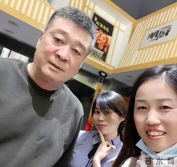 他出身京剧世家，却娶单身妈妈为妻，没有亲生孩子也过得幸福不已