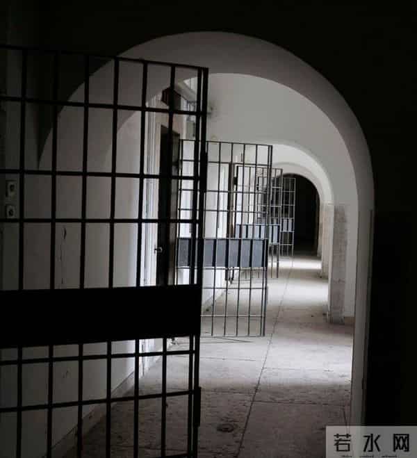 中国第一监狱，关的几乎全是高官，为防止泄密，牢房内有特殊布置