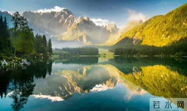 “碧水环山悄入画，风吹两岸浪淘沙。”