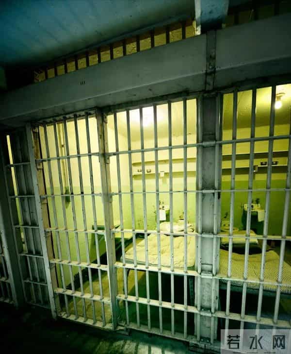 中国第一监狱，关的几乎全是高官，为防止泄密，牢房内有特殊布置