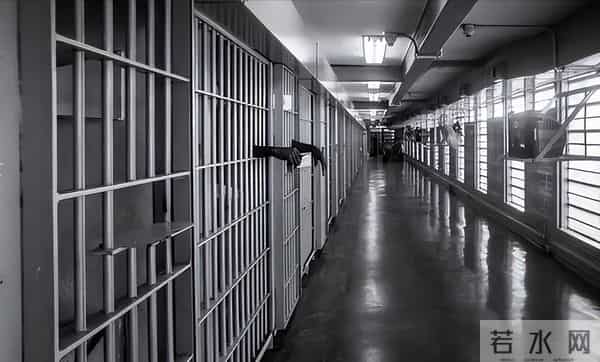 中国第一监狱，关的几乎全是高官，为防止泄密，牢房内有特殊布置