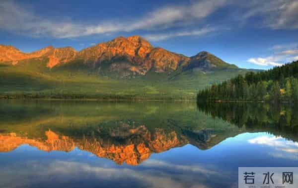 “碧水环山悄入画，风吹两岸浪淘沙。”