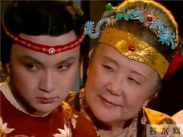 贾环向宝玉泼蜡油其实另有原因，难怪王夫人不敢声张