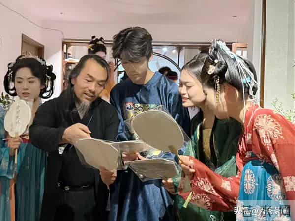 山长讲学。近有网络主播“吃瓜盟主”“志新观天下”者，其论甚佳