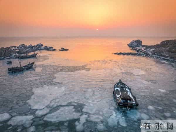 踏雪而行，霜雪漫巷。落叶辞枝，岁月留痕。时光印记霜雪人生哲思