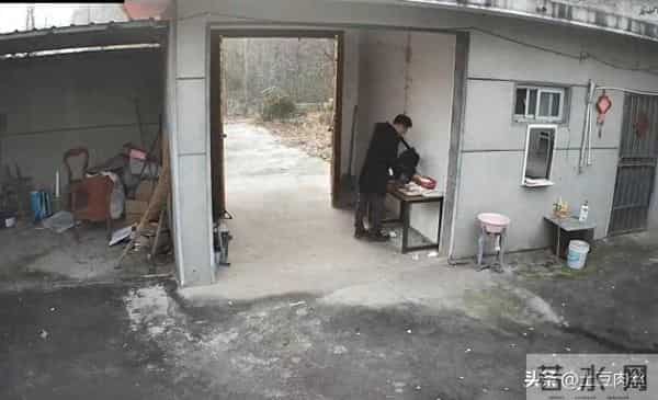 男子离家前跪地磕3个响头，父母已不在房子没人住：多80后都这样