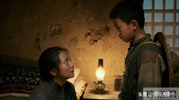 70年，我帮邻居寡妇挑水三年，她却在我参军前夜把我叫进了房。