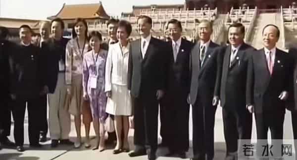 郑丽文是连战小跟班的照片您见过？连战书法远胜于郑丽文！你认可