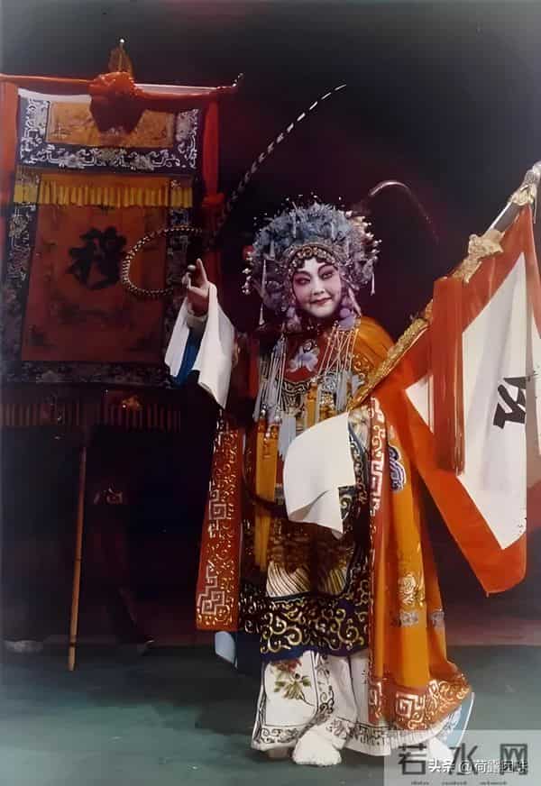 凤冠映豫韵 百年照梨园——马金凤