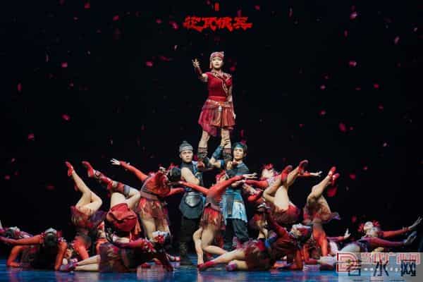 大型民族杂技剧《花瓦俍兵》在百色首演