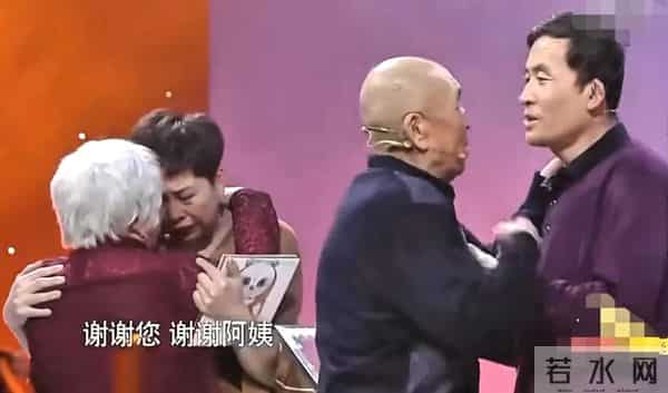 30岁流浪汉翻垃圾桶找吃的，被55岁阿姨收留，不料赖在家里不走了