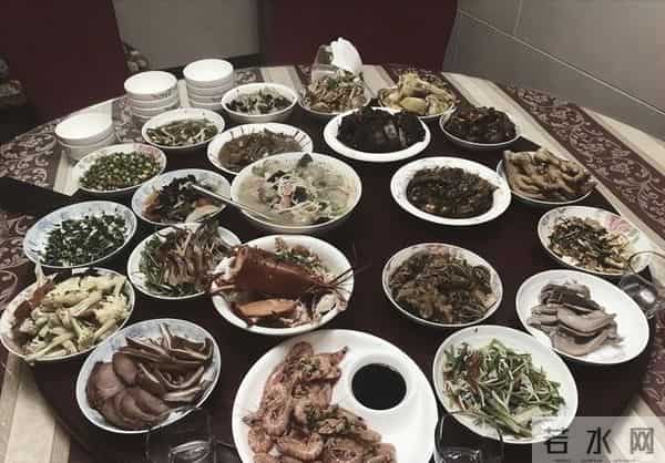 老太二十多年不吃饭，医院检查无大碍，女儿给出线索：与父亲有关
