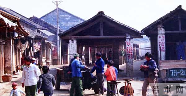 故事：86年转业，战友到物资局我却进了快倒闭烟厂，我却喜笑颜开