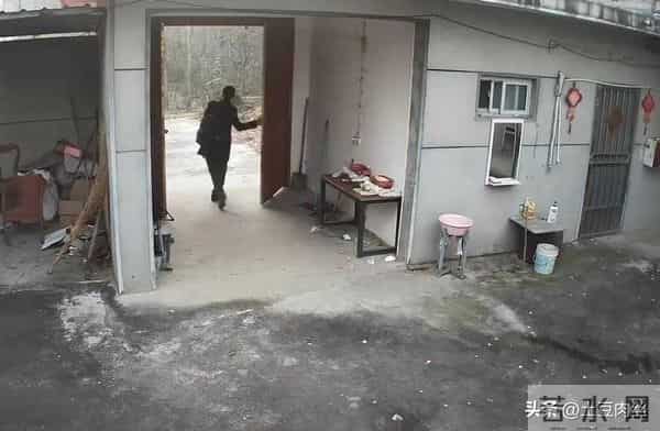 男子离家前跪地磕3个响头，父母已不在房子没人住：多80后都这样