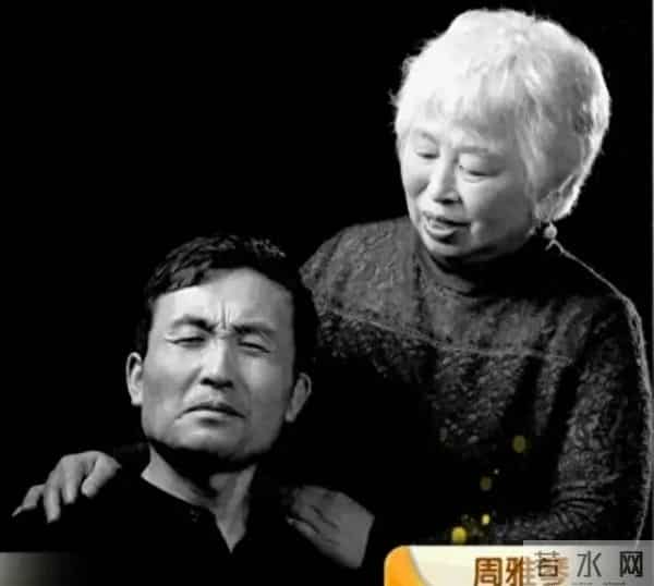 30岁流浪汉翻垃圾桶找吃的，被55岁阿姨收留，不料赖在家里不走了