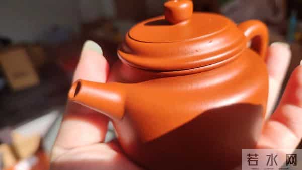 阳光下欣赏赵庄朱泥，宜兴最纯净的朱泥，也是最难做的紫砂...