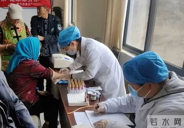 老太二十多年不吃饭，医院检查无大碍，女儿给出线索：与父亲有关