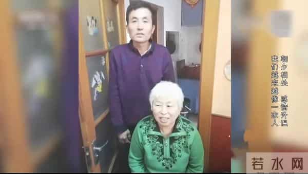 30岁流浪汉翻垃圾桶找吃的，被55岁阿姨收留，不料赖在家里不走了