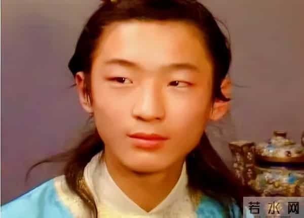 贾环向宝玉泼蜡油其实另有原因，难怪王夫人不敢声张