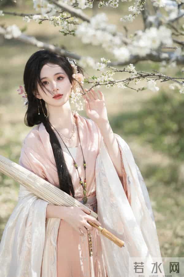 我天生旺夫，却被夫君发卖了，我拎着包袱就走：老娘，不伺候了