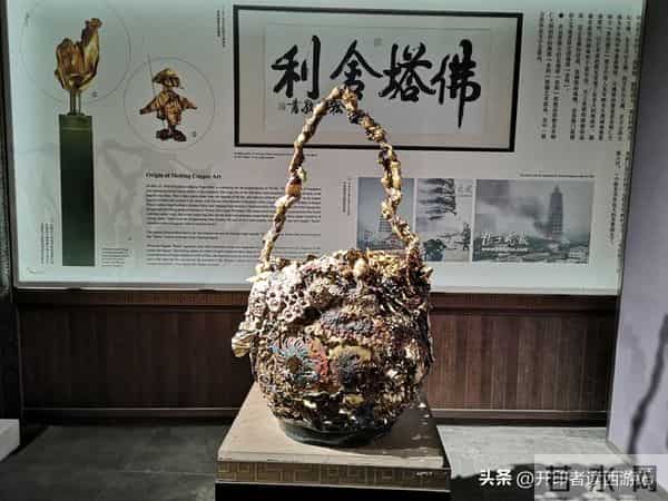 真正的锦斓袈裟黑熊精交给了观音，唐僧后面穿的袈裟，是假的