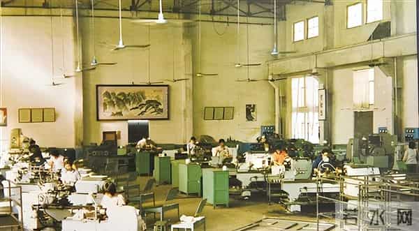 故事：86年转业，战友到物资局我却进了快倒闭烟厂，我却喜笑颜开