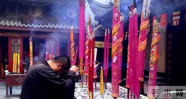 揭秘尼姑庵的黑暗面：尼姑平均年龄不到25，香客人来人往究竟为何