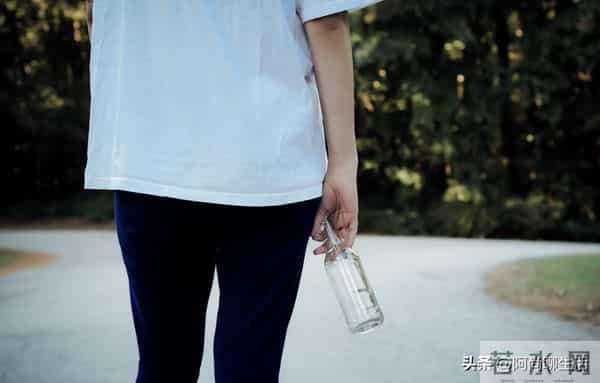 男子啃老13年，父母去世后他整理遗物，在床头枕芯里发现一沓存折