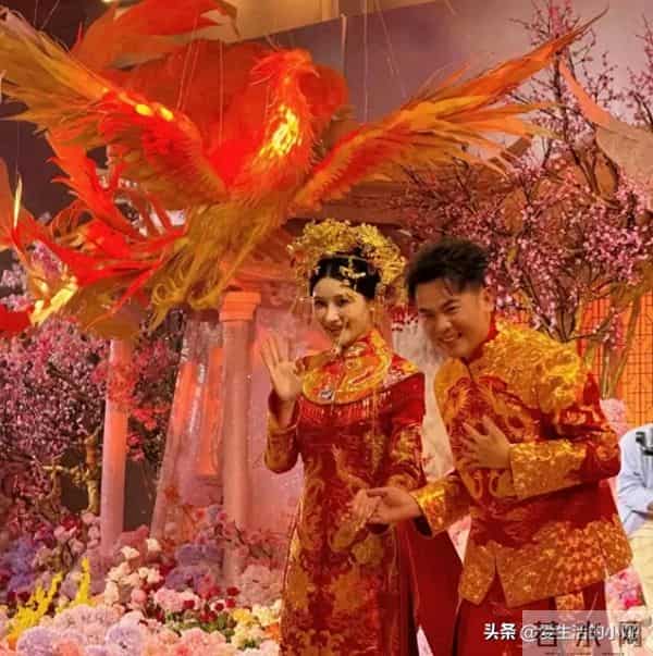 93 年百亿大佬大婚！600 亿身家强强联合，7000 家门店送喜糖