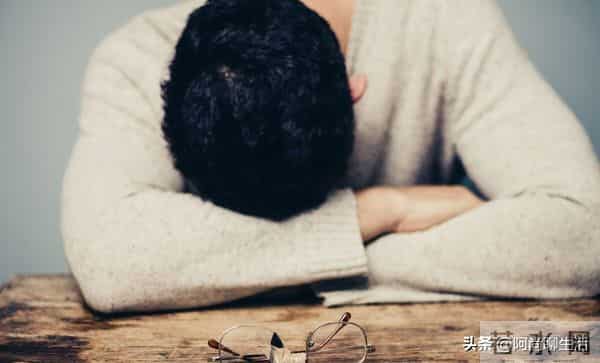 男子啃老13年，父母去世后他整理遗物，在床头枕芯里发现一沓存折