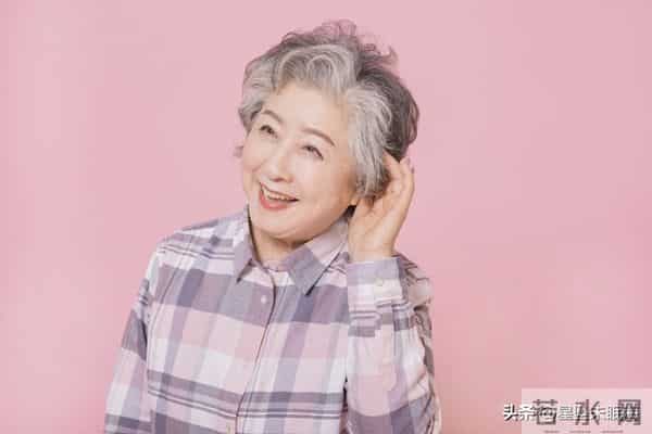 两性关系：你别不信，女人过60岁，都有如下6个症状，