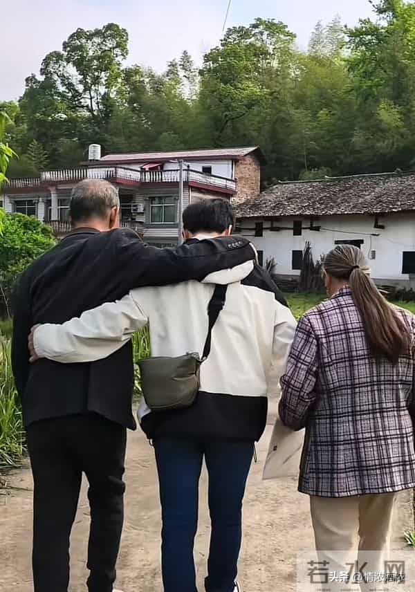 爹去世,继父入赘我家几十年,我工作后做了件让众人跌破眼镜的事