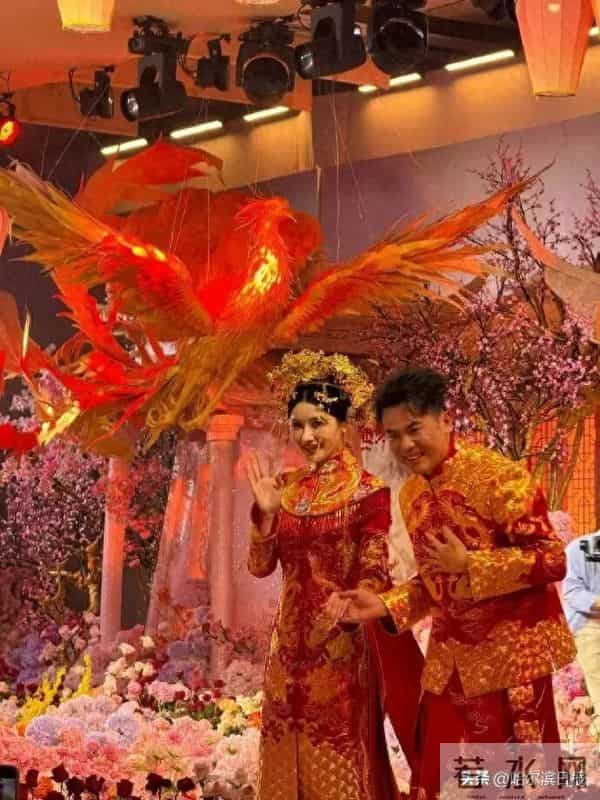 霸王茶姬创始人张俊杰与“光伏女神”高海纯办婚礼,二人穿中式婚服,现场宾客人手一杯奶茶