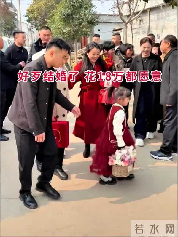 33岁小伙订婚，女子二婚带娃，小伙激动流泪：终于有媳妇了